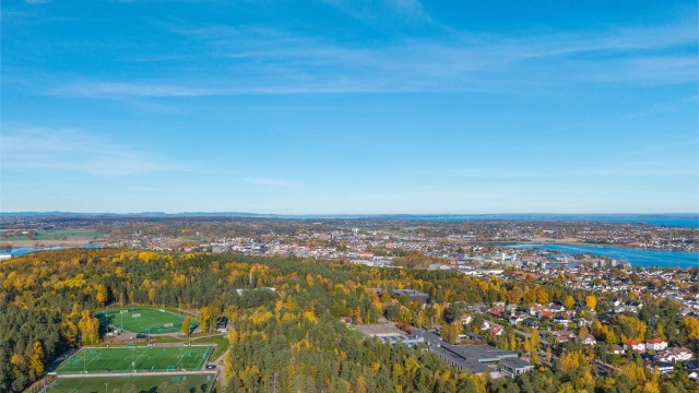 Teieskogen ligger like ved med et omfattende sti- og løypenett.