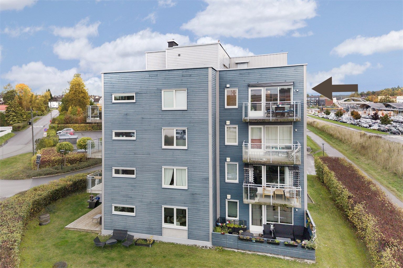 Bygget har yttervegger med liggende trekledning og velstelte fellesarealer.