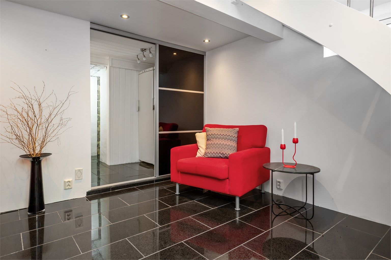 Kjellerstuen har egen utgang til forsiden av boligen, samt god plass til både sofa, tv-løsning og hjemmekino, noe som gir ekstra spillerom og privatliv i hverdagen. (Ikke godkjent for varig opphold).