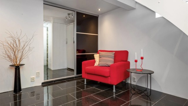 Kjellerstuen har egen utgang til forsiden av boligen, samt god plass til både sofa, tv-løsning og hjemmekino, noe som gir ekstra spillerom og privatliv i hverdagen. (Ikke godkjent for varig opphold).