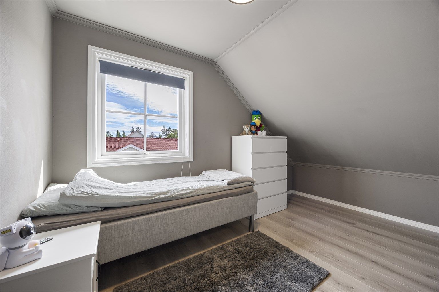 Et av tre soverom på loftet, ideelt som barnerom eller kontor.