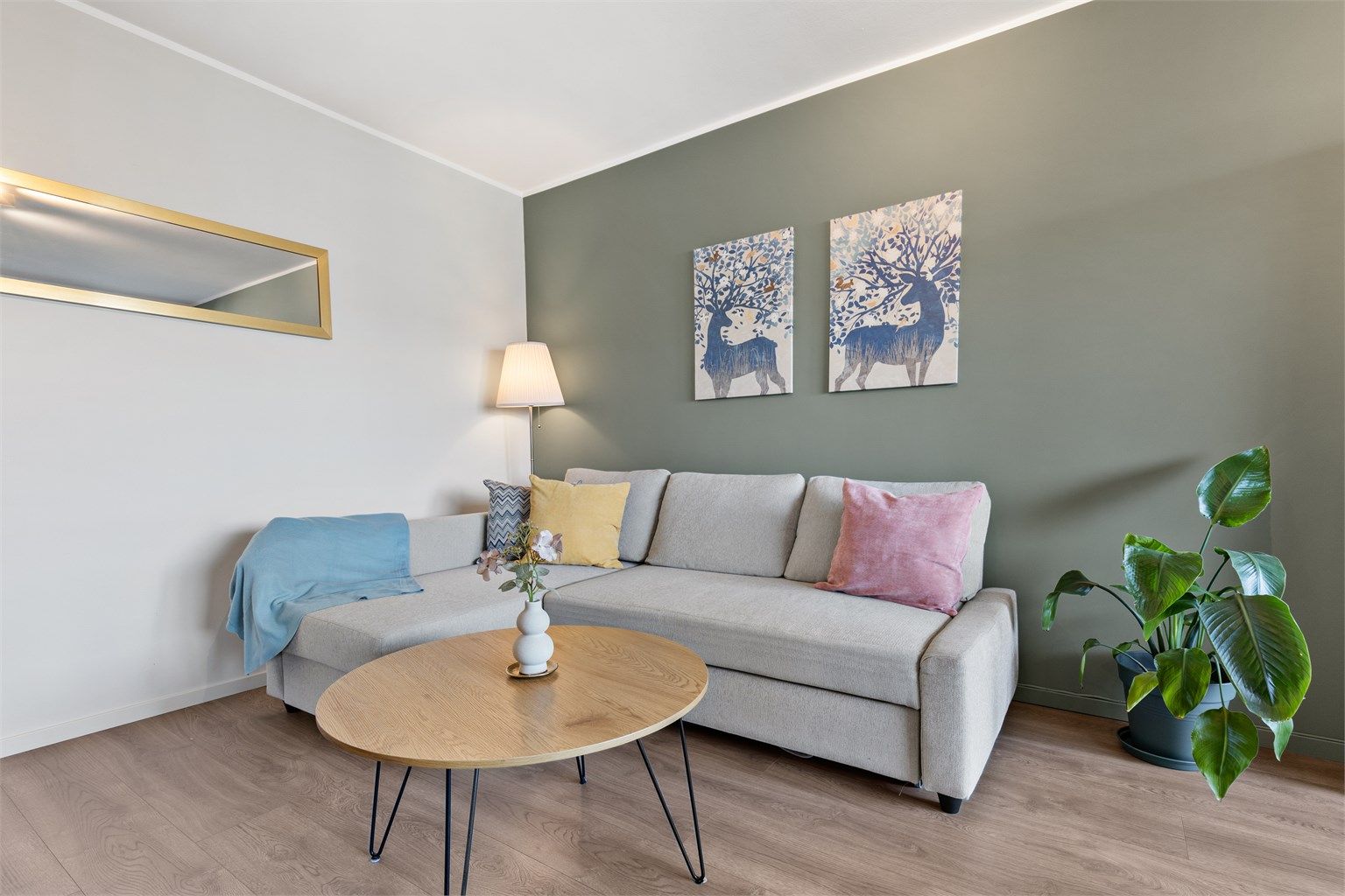 Store vindusflater bidrar til rikelig med lysinnslipp og skaper en luftig og behagelig atmosfære.