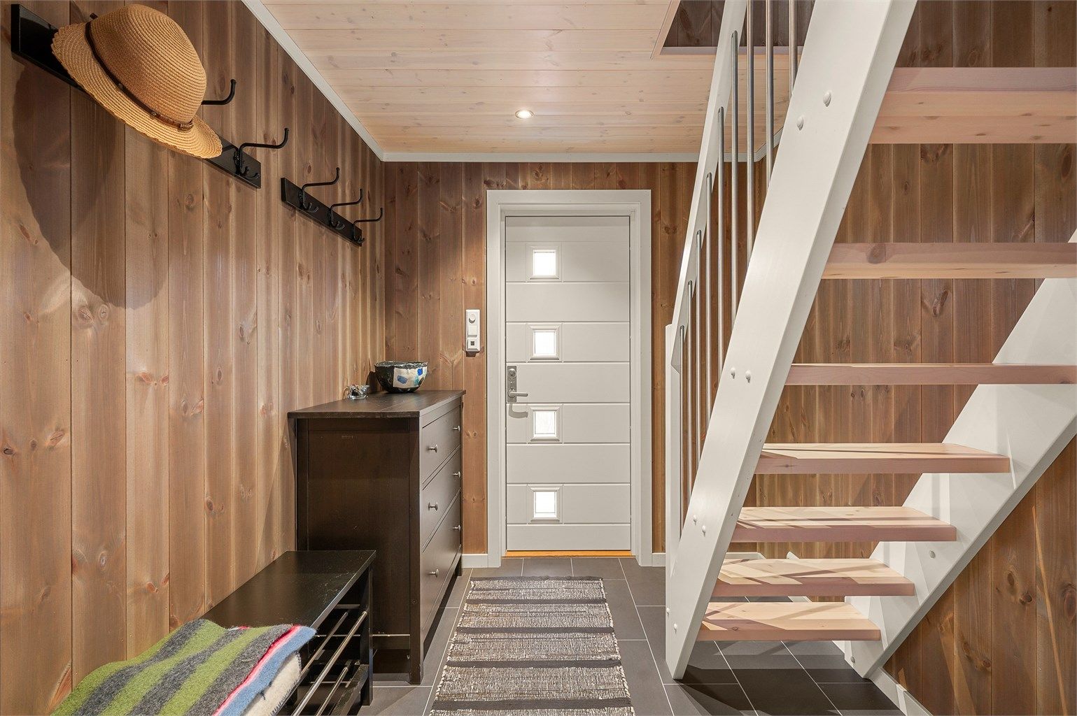 Innbydende entré med god plass til oppbevaring og enkel adkomst til boligens øvrige rom.