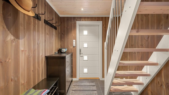 Innbydende entré med god plass til oppbevaring og enkel adkomst til boligens øvrige rom.