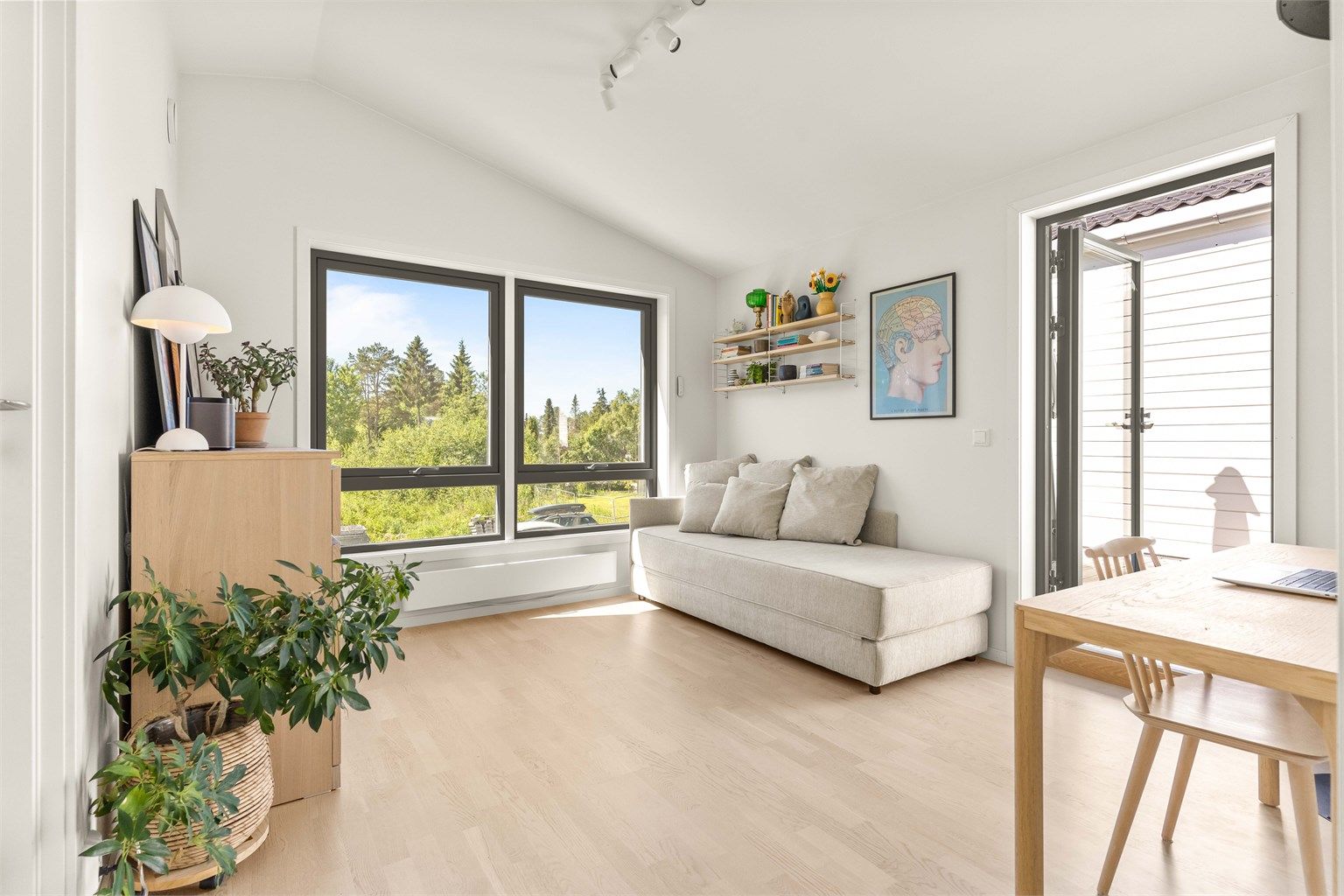 Loftstuen har utgang til den store takterrassen på 32 m².
