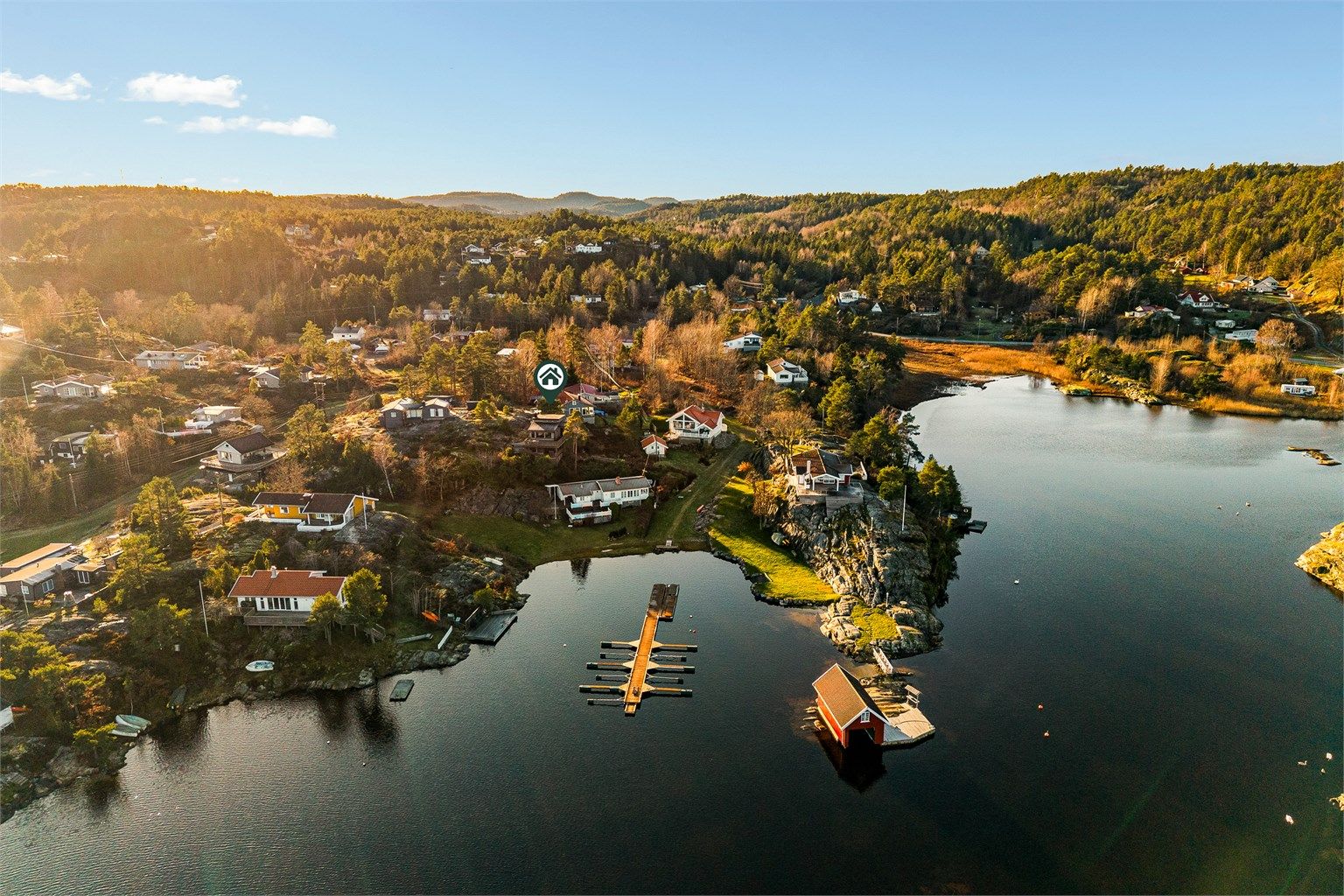 Kort avstand til felles bryggeanlegg, ytterst på denne er det badestige.