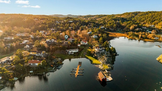 Kort avstand til felles bryggeanlegg, ytterst på denne er det badestige.