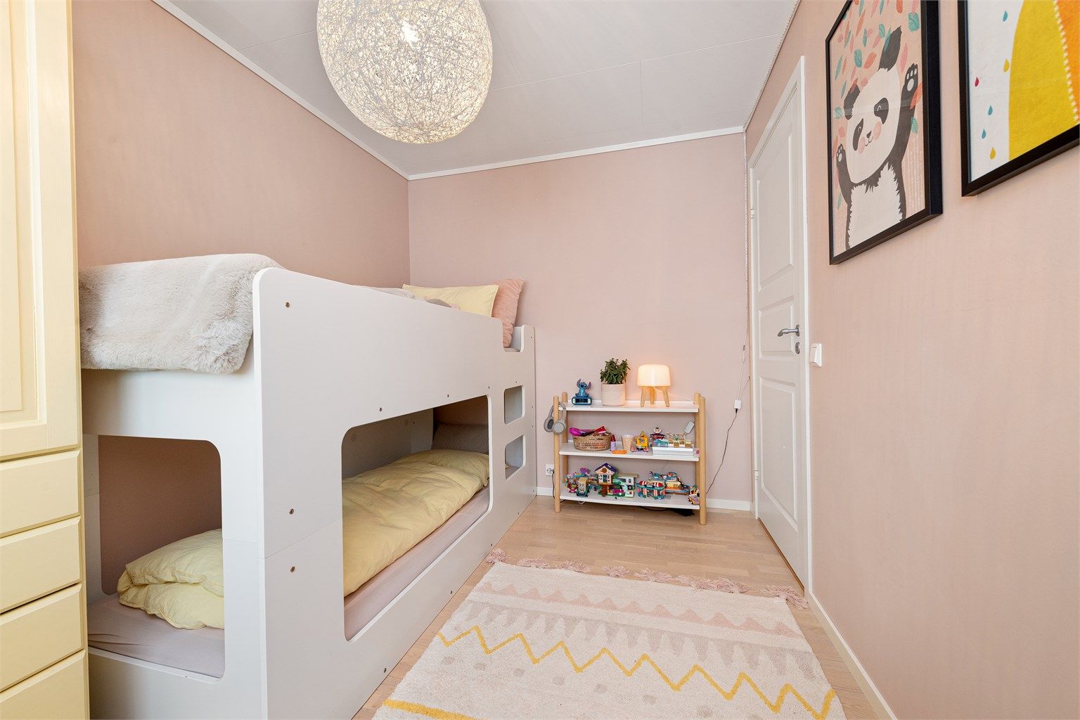 Rommet har en god størrelse med fleksible møbleringsmuligheter.