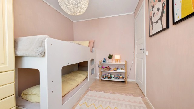 Rommet har en god størrelse med fleksible møbleringsmuligheter.