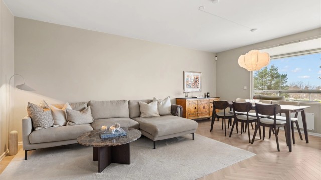 Velkommen til Langbølgen 45 - Lekkert oppusset 3-roms | 74 kvm BRA-i | Vestvendt innglasset balkong | Munkerud skole