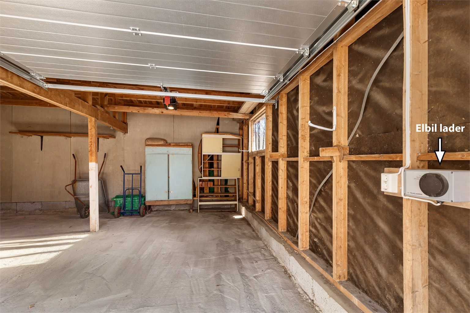 Dobbel garasje med el-bil lader