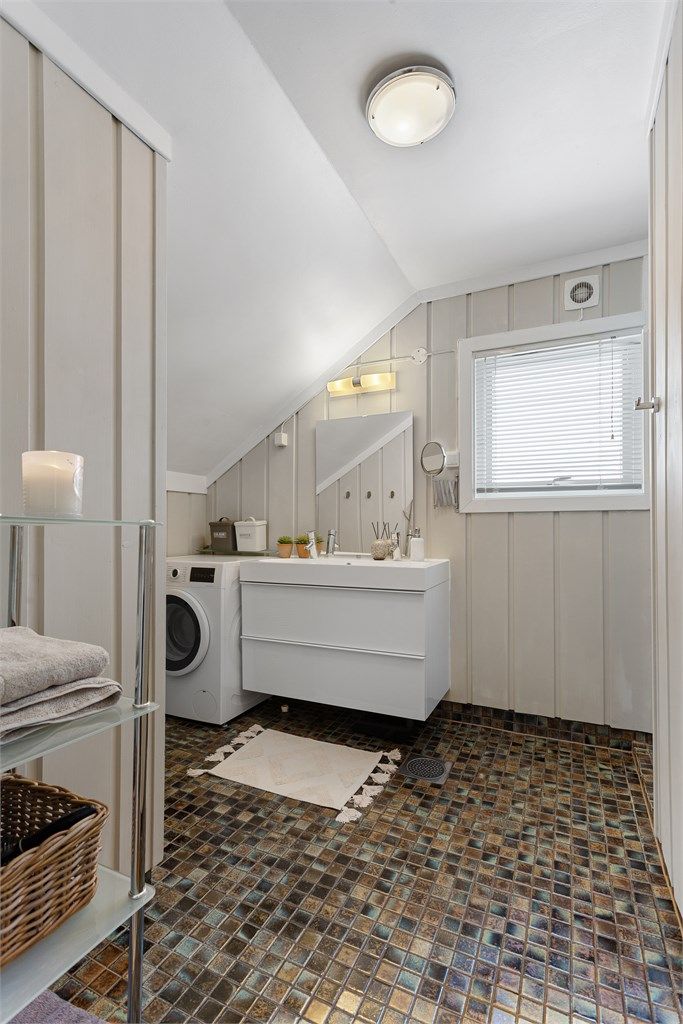 Bad i 2. etasje med flislagt gulv som har gulvvarme