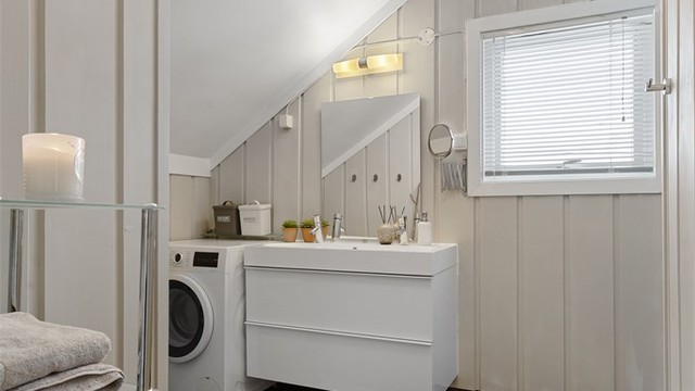 Bad i 2. etasje med flislagt gulv som har gulvvarme