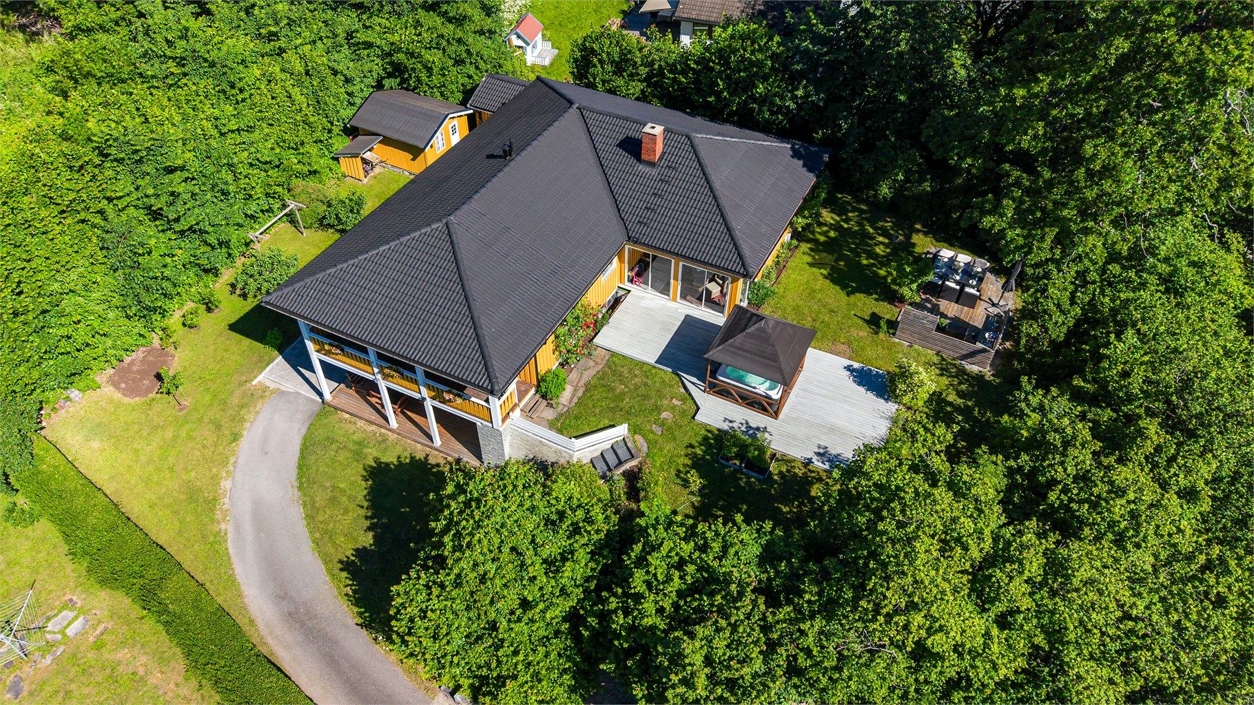 Eiendommen har store og fine utearealer med blant annet jacuzzi og terrasse hvor du kan ha fine sammenkomster med god mat og drikke.