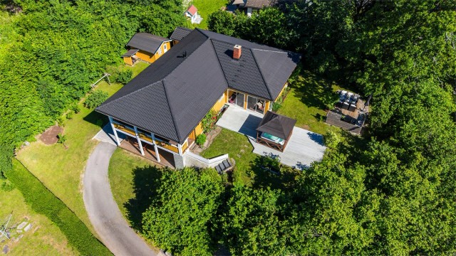 Eiendommen har store og fine utearealer med blant annet jacuzzi og terrasse hvor du kan ha fine sammenkomster med god mat og drikke.