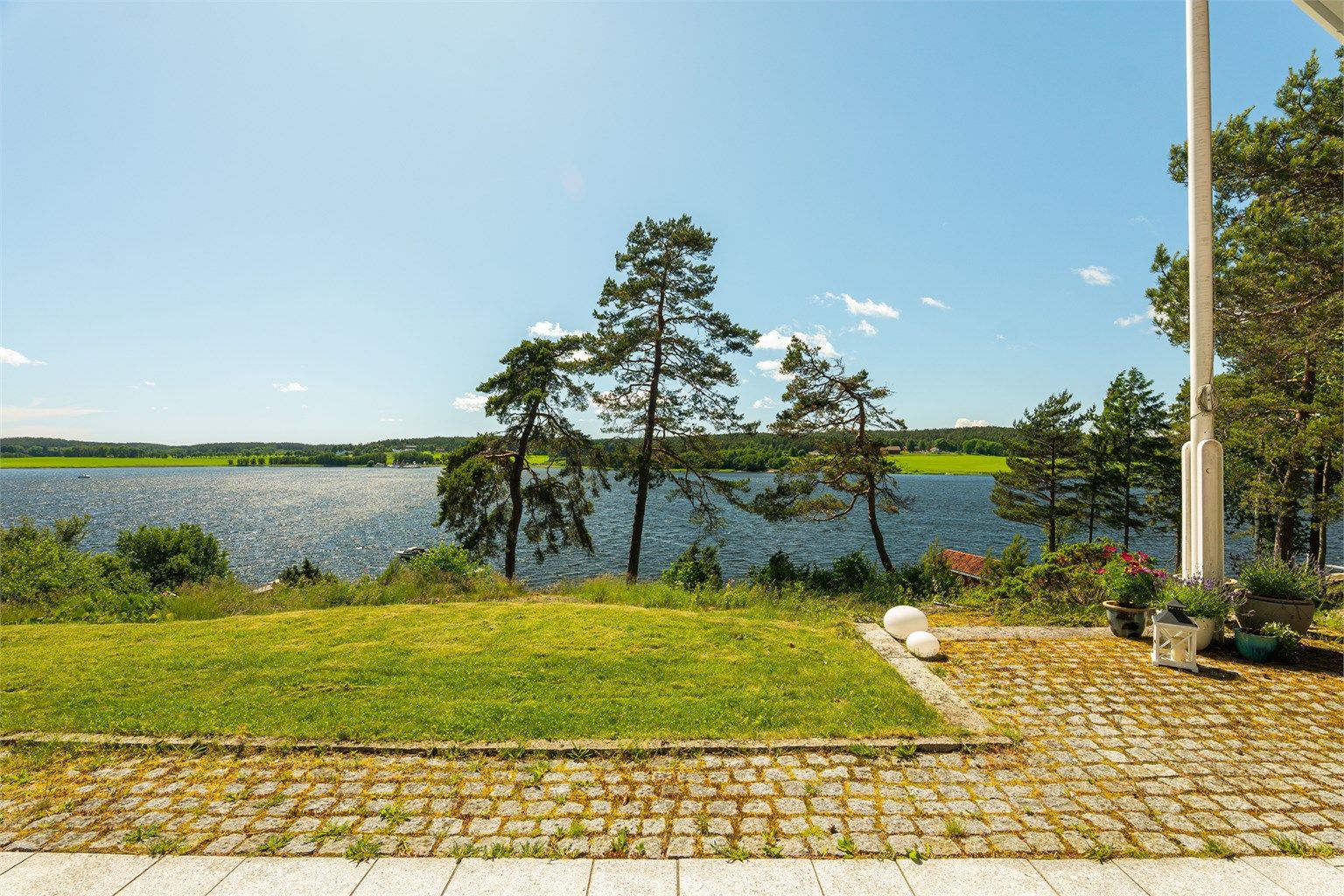 Vid utsikt over Tosekilen til det fagre Torsneslandet i vest.