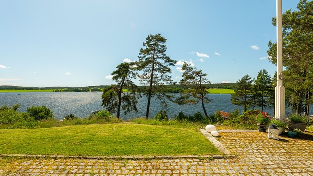 Vid utsikt over Tosekilen til det fagre Torsneslandet i vest.