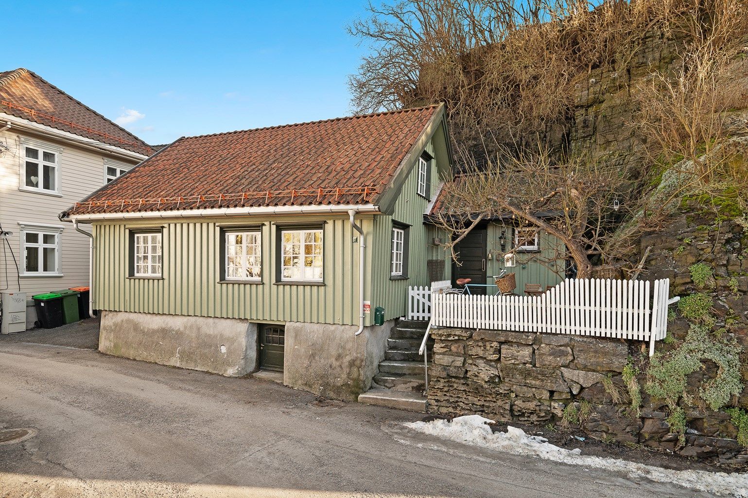 Huset har en tradisjonell grønnfarge med inspirasjon fra tidsepoken huset ble bygget. Om sommeren dekkes berget bak huset med grønne blader.