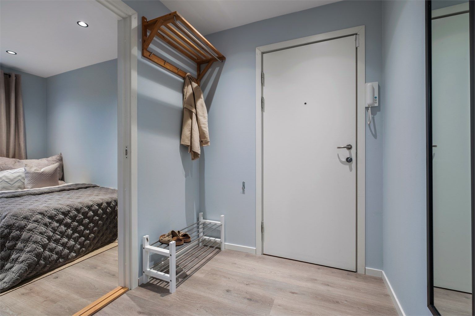 Velkommen inn! Romslig entré med god plass til oppbevaring av yttertøy og sko. I tillegg disponerer leiligheten to boder i kjelleren på til sammen 8 kvm med ytterligere lagringsmuligheter. 