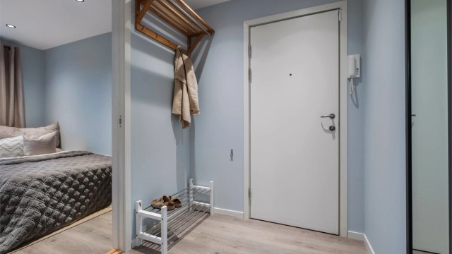 Velkommen inn! Romslig entré med god plass til oppbevaring av yttertøy og sko. I tillegg disponerer leiligheten to boder i kjelleren på til sammen 8 kvm med ytterligere lagringsmuligheter.
