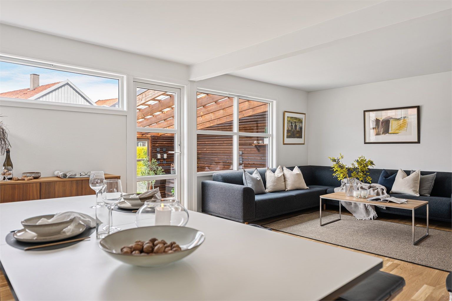 Lyst og åpen med gode vindusflater. 