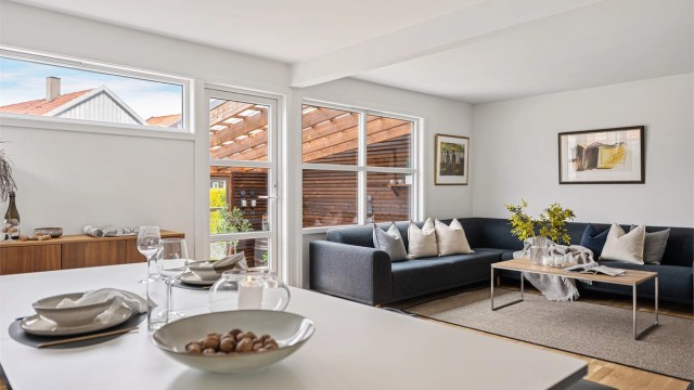 Lyst og åpen med gode vindusflater.