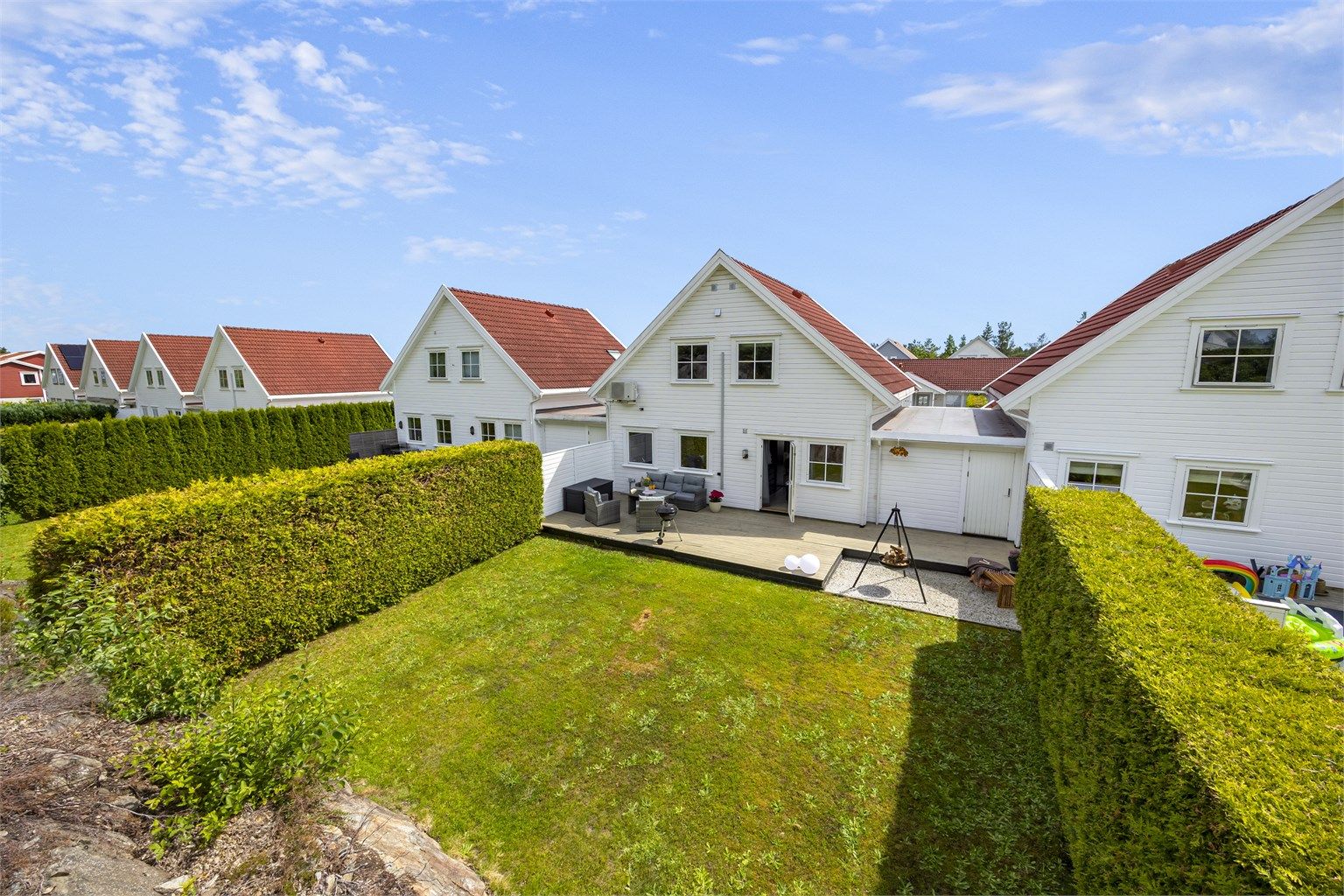 Stor og usjenert hage som er pent opparbeidet med plen, terrasse og hekk. Her har man sola fra ca. 12-20:00 i sommersesong.
