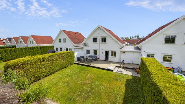 Stor og usjenert hage som er pent opparbeidet med plen, terrasse og hekk. Her har man sola fra ca. 12-20:00 i sommersesong.