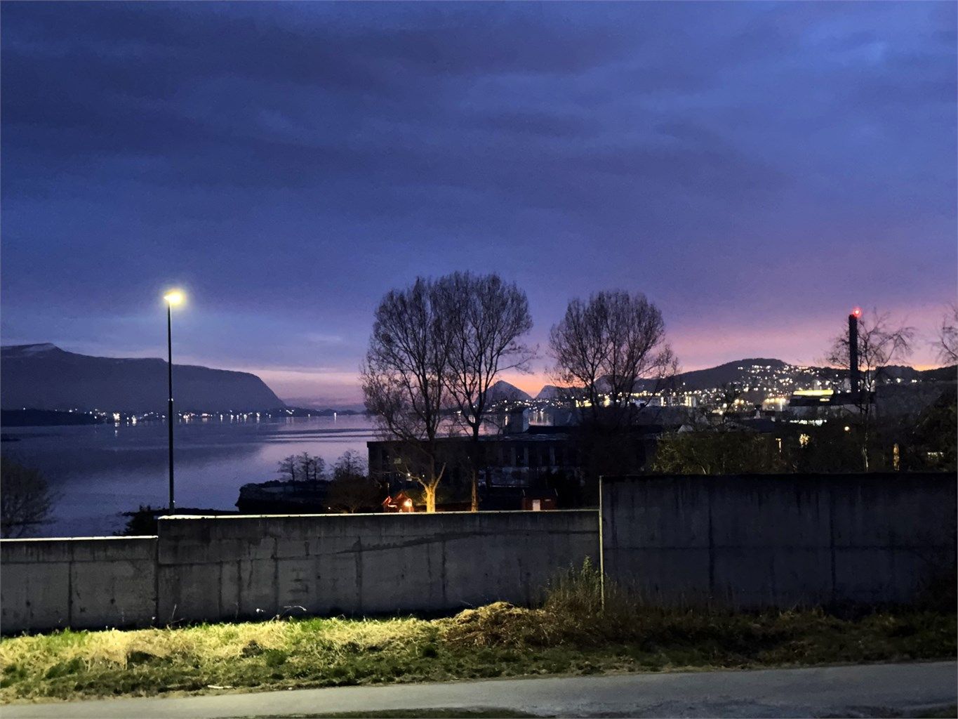 Nydelig solnedgang og kveldsstemning mot vest - bilde tatt av selger
