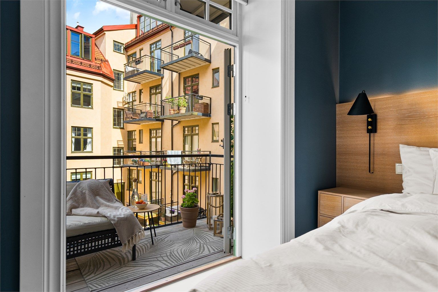 Fra hovedsoverommet er det adkomst til boligens nordøstvendte balkong. 