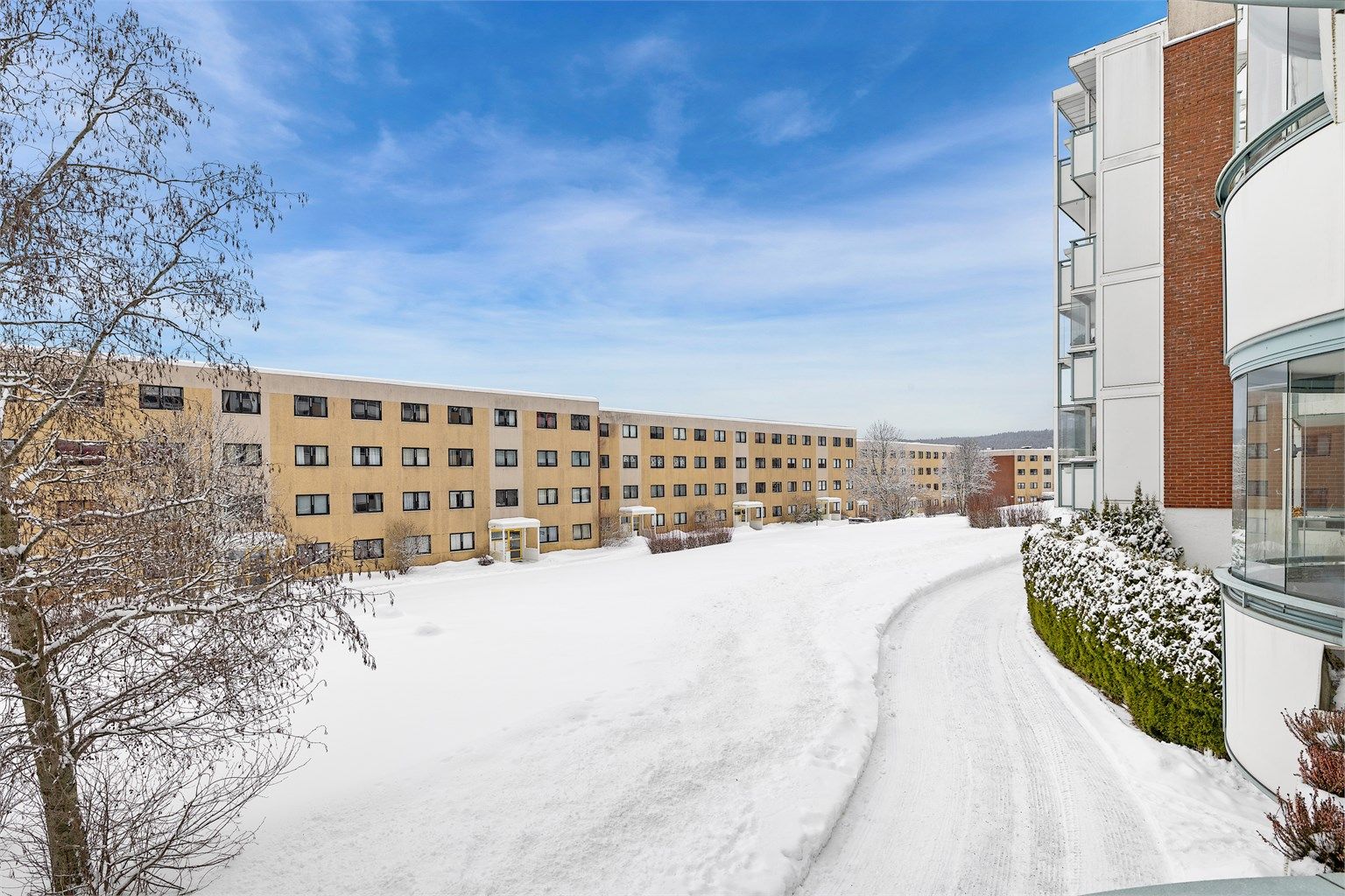 Borettslagets fellesarealer er godt opparbeidet med blant annet lekeplasser og grøntarealer.