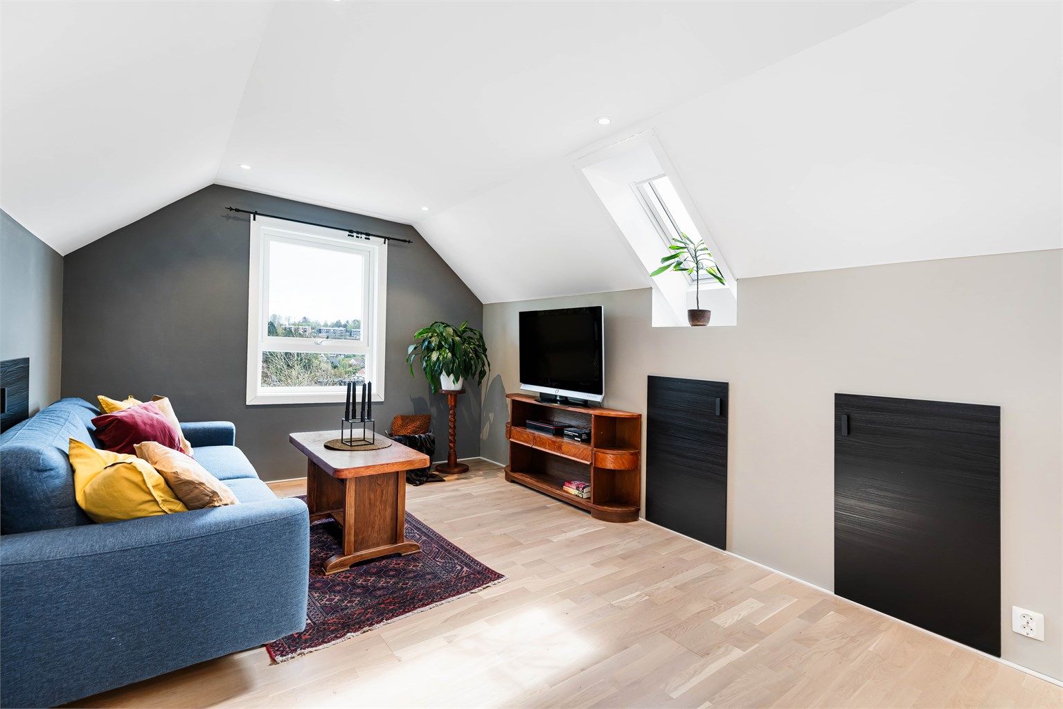 Rommet er oppført som bod/hobbyrom på tegningene, og ikke godkjent som rom for varig opphold. Det er også satt innvendig trapp og vinduer som ikke er tegnet inn på søknad. 