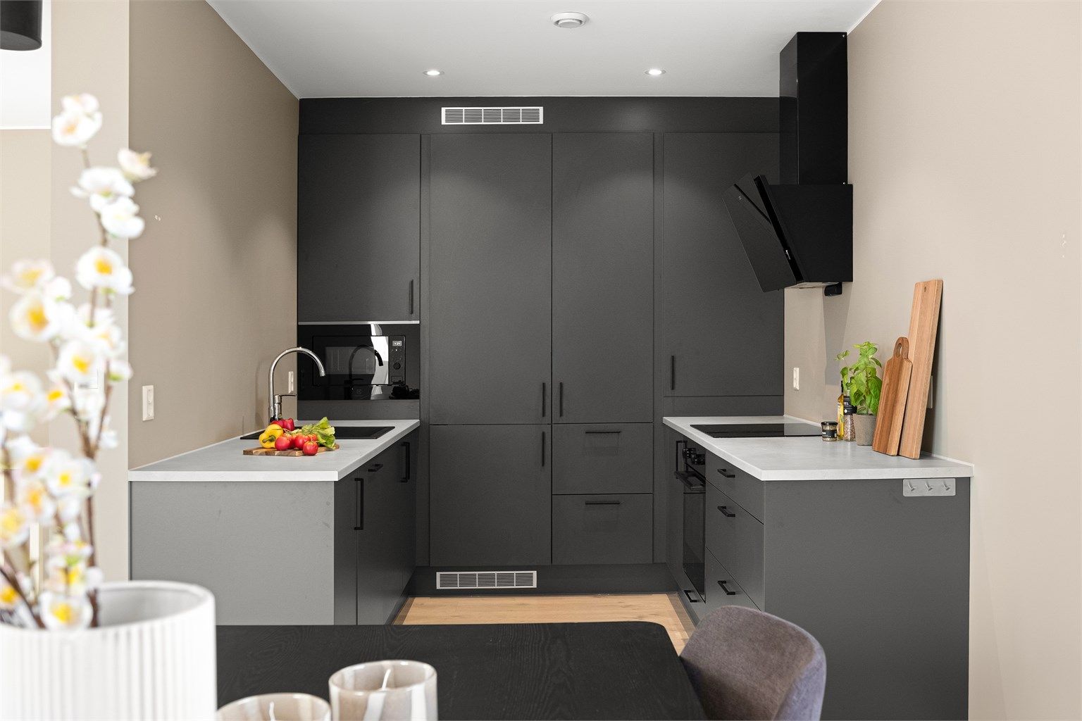 Innredning med tidsriktige mørke slette fronter.