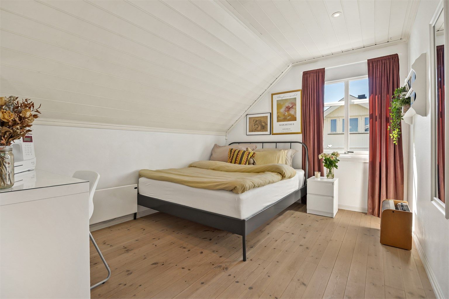 Et av tre soverom i andre etasje. Rommet har heltre gulvbord og panelbord i himlingen.