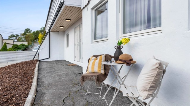 Uteplass ved boligens inngangsparti i underetasjen.