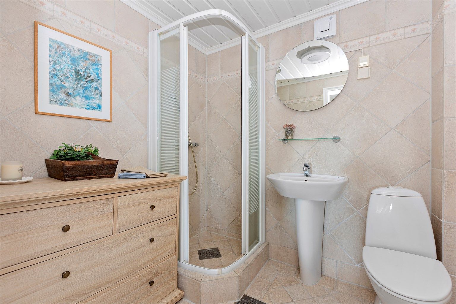 Badet i underetasjen har gulvvarme og ble oppgradert i 1996 med dokumentert membran.