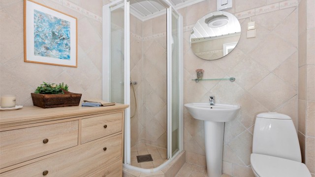 Badet i underetasjen har gulvvarme og ble oppgradert i 1996 med dokumentert membran.