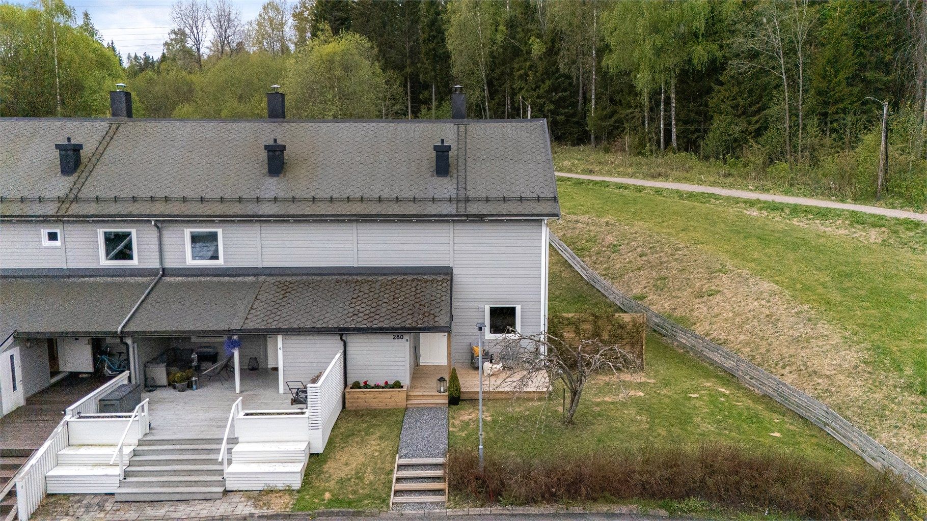 Et familievennlig enderekkehus med usjenert beliggenhet rett ved marka. Her kan man ta på skoene og gå rett inn i lysløypa. Foto: Pål Aanerud