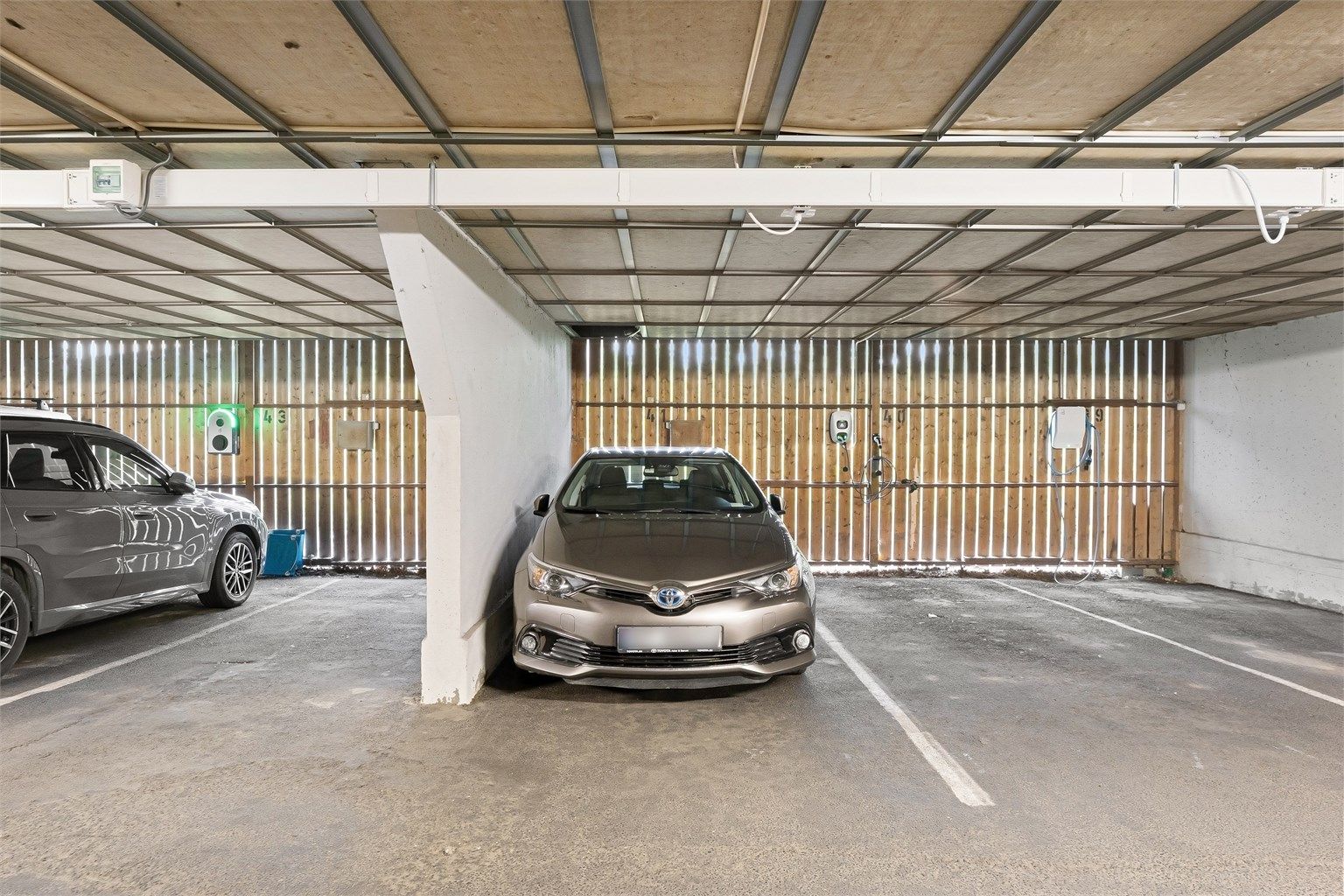 Det medfølger 1 garasjeplass. Det er tilrettelagt for installering av lader til el-bil