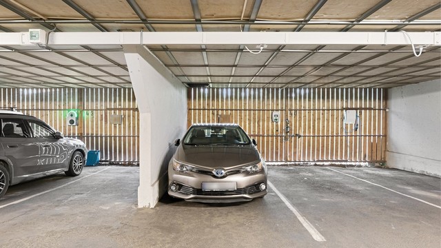 Det medfølger 1 garasjeplass. Det er tilrettelagt for installering av lader til el-bil