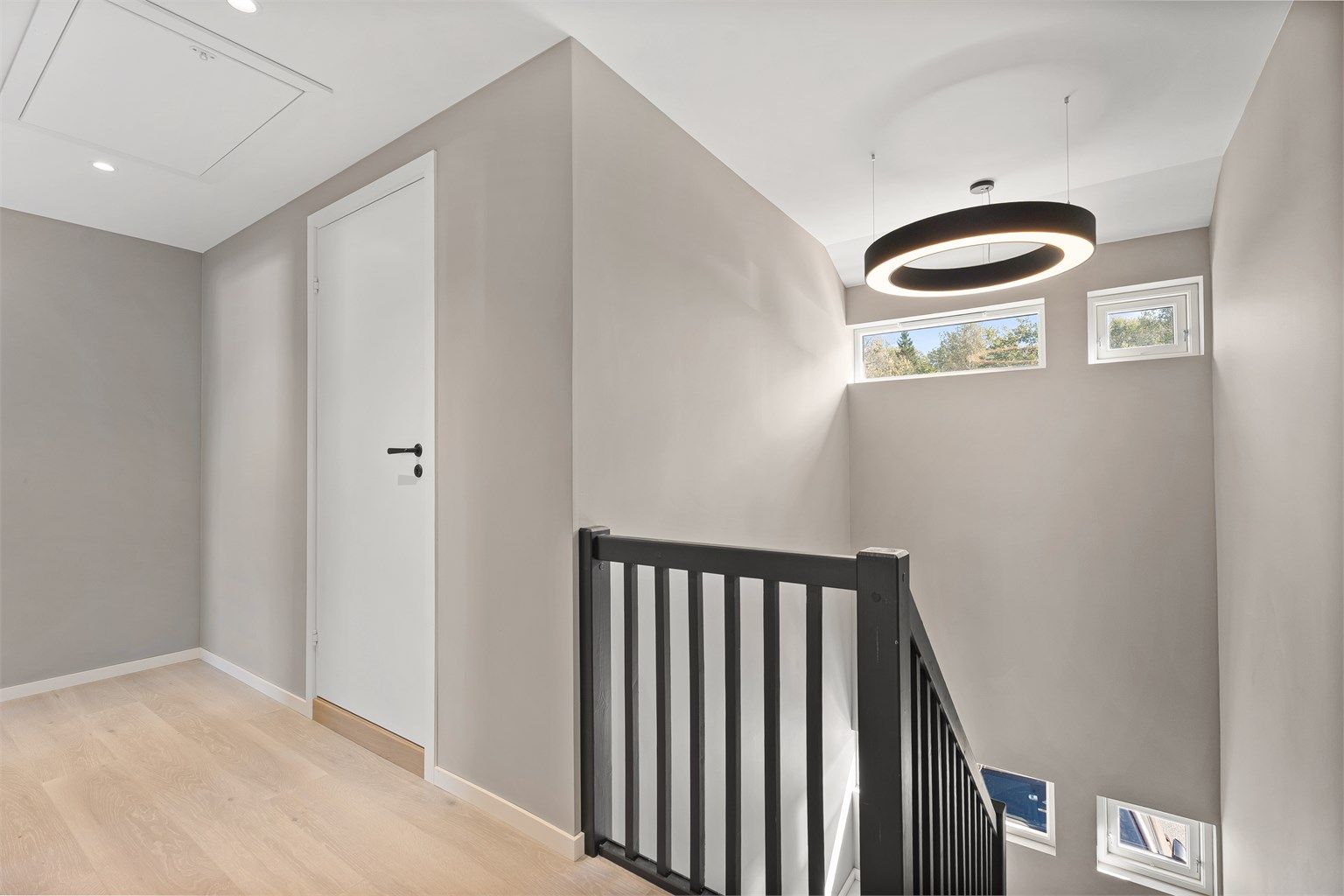 2. etasjen med tilgang til loft. Også her er det listefri overganger mellom vegger og tak. 