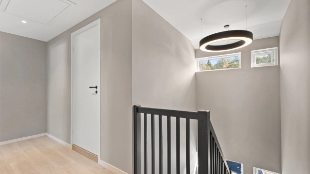 2. etasjen med tilgang til loft. Også her er det listefri overganger mellom vegger og tak.