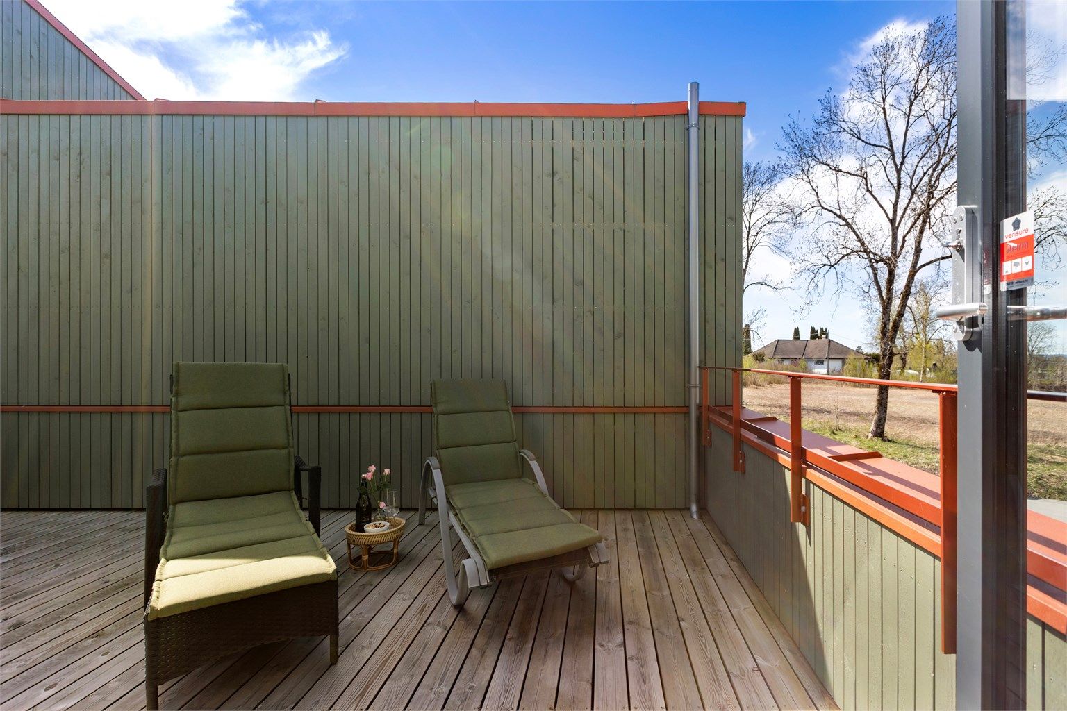 Den private takterrassen på 23 m² er en usjenert uteplass med god plass til utemøbler.