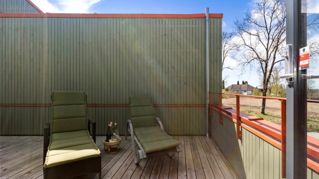 Den private takterrassen på 23 m² er en usjenert uteplass med god plass til utemøbler.