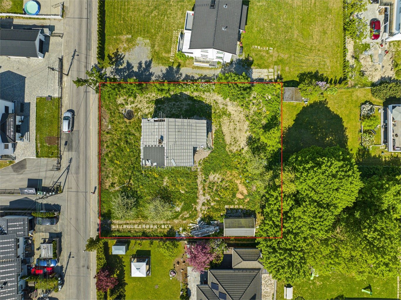 På tomten står det en eldre tomannsbolig og garasje/skur i svært dårlig forfatning. 23.06.2023 ble det gitt rammetillatelse til å rive bebyggelse på tomten. 