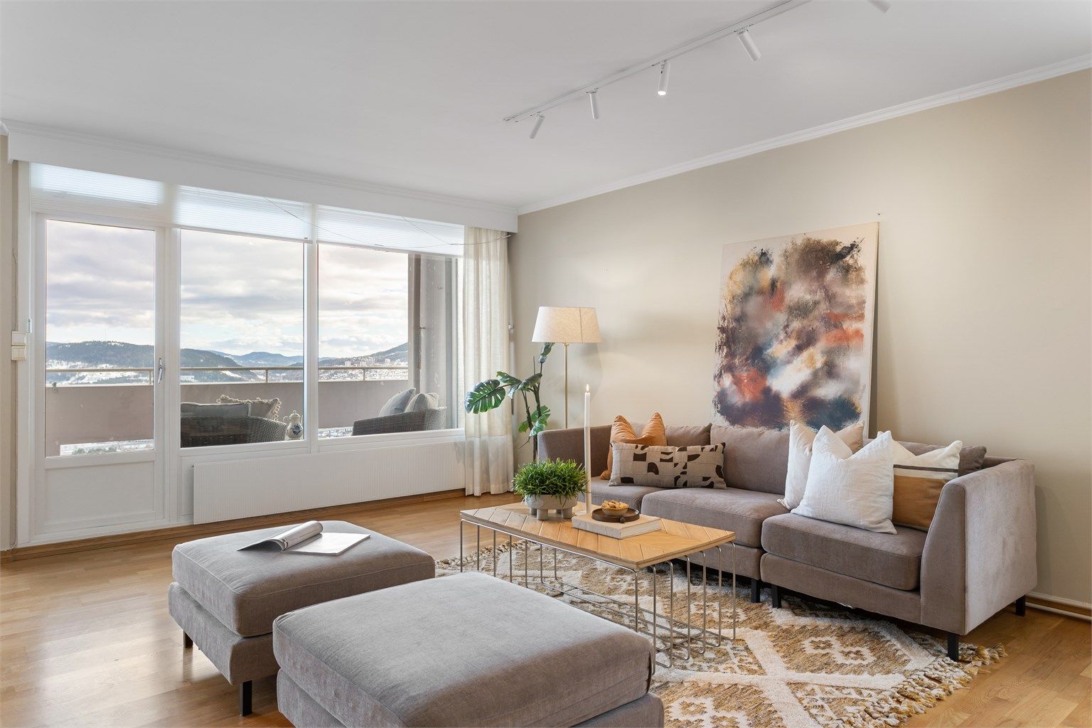 Store vindusflater som gir godt med lysinnslipp og flott utsikt - utgang til balkong med god plass og nydelig utsikt