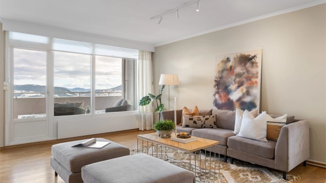 Store vindusflater som gir godt med lysinnslipp og flott utsikt - utgang til balkong med god plass og nydelig utsikt