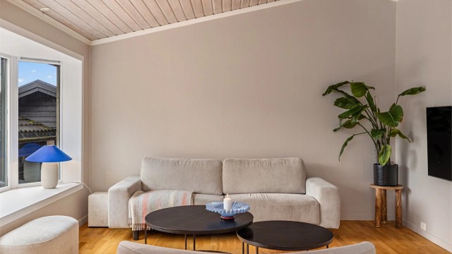 Panelbord i himlingen gir en lun og god atmosfære i stuen.