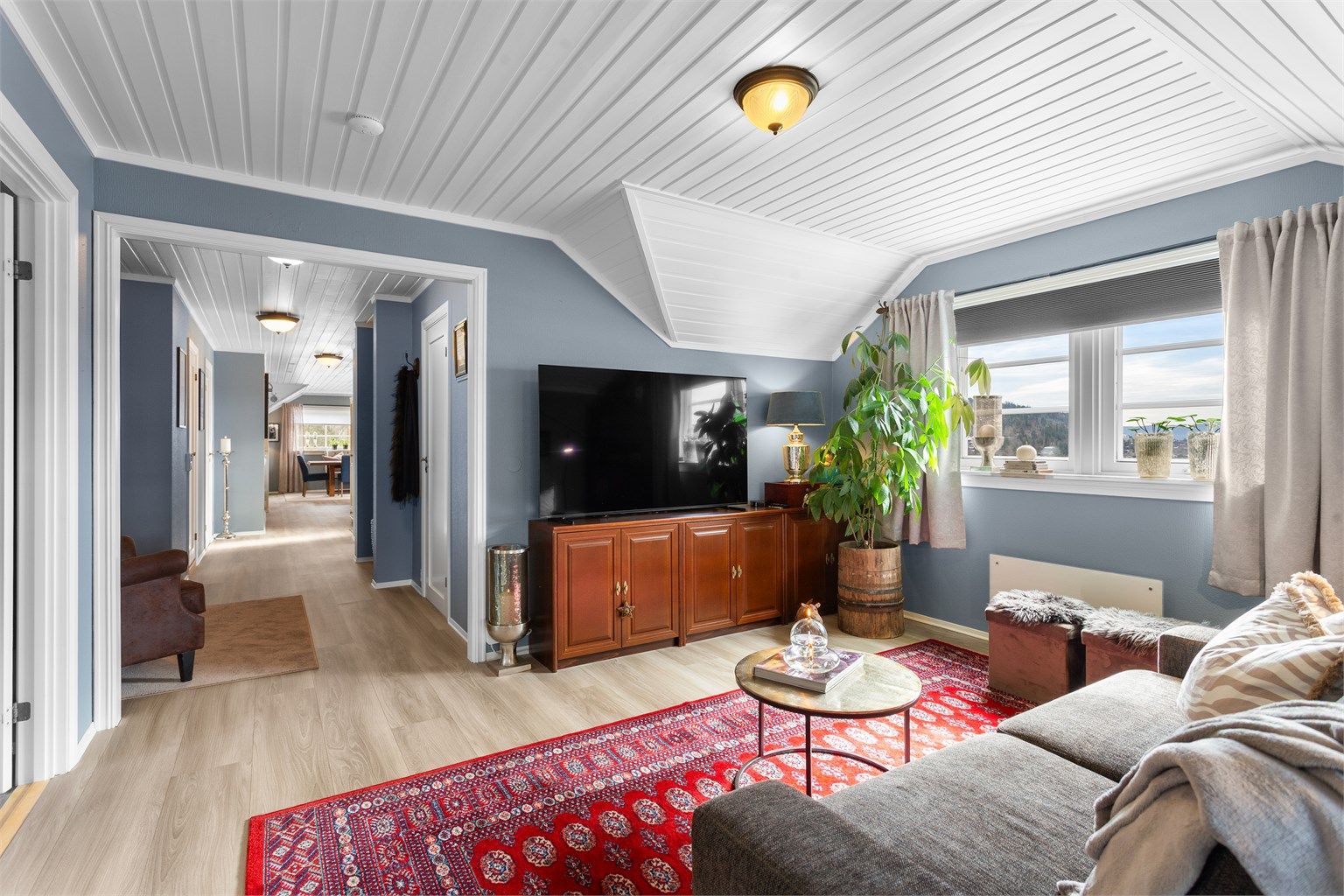 Leiligheten har en egen TV-stue, som gir ekstra rom for familien i hverdagen.