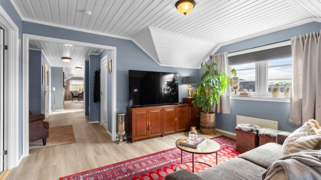 Leiligheten har en egen TV-stue, som gir ekstra rom for familien i hverdagen.